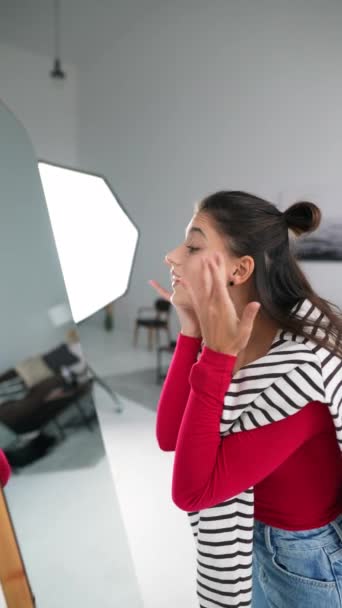 Šťastná Mladá Žena Aplikuje Make Její Tvář Před Zrcadlem — Stock video