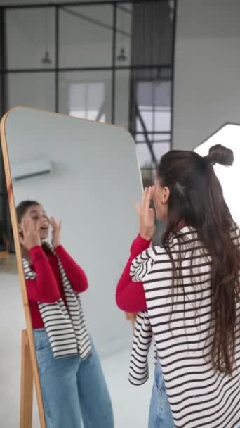 Szczęśliwa Młoda Kobieta Nakłada Makijaż Twarz Przed Lustrem — Wideo stockowe