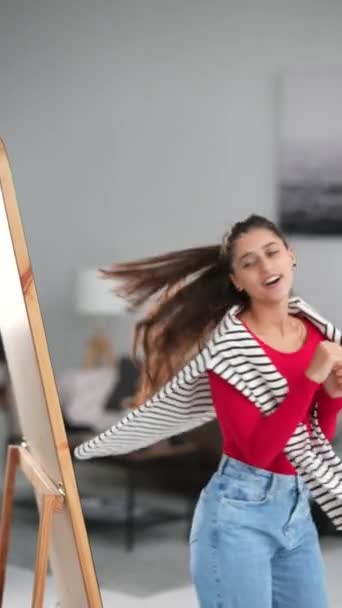 Ung Kvinna Läppstift Framför Spegel — Stockvideo