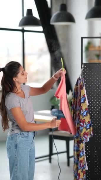 Schöne Junge Hausfrau Bügelt Kleidung Mit Einem Dampfer — Stockvideo