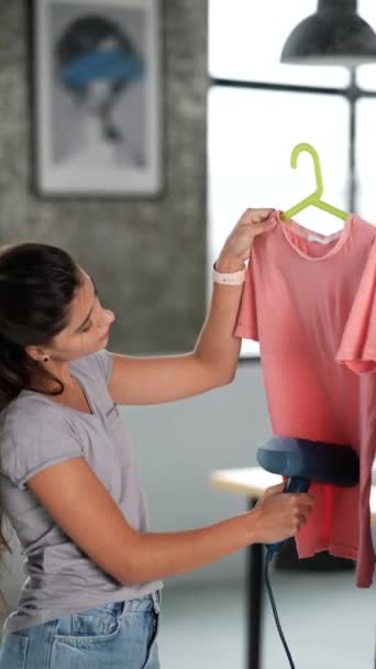 Belle Jeune Femme Foyer Repasse Les Vêtements Avec Vapeur — Video