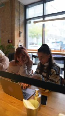 Müşteri ve müteahhit kafenin ayrıntıları üzerinde hemfikir. İş ilişkileri kavramı
