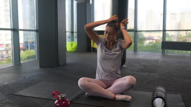 Młoda Kobieta Trakcie Rehabilitacji Wykonuje Ćwiczenia Wałkiem Masażu Mięśniach Nóg — Wideo stockowe