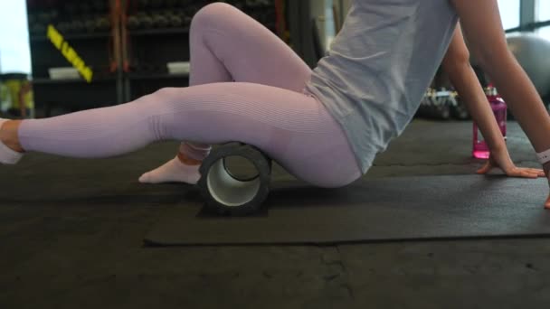 漂亮的年轻白人女运动员用泡沫滚筒按摩肌肉 — 图库视频影像