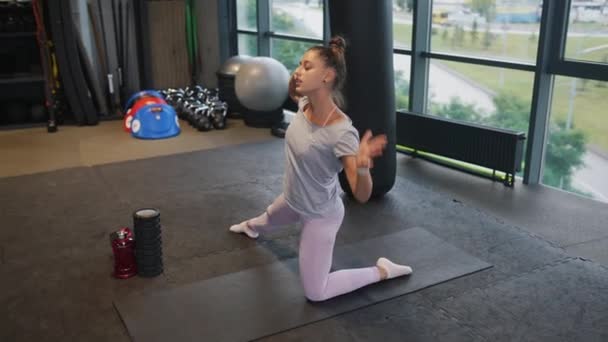Kadın Spor Salonunda Diz Çökme Egzersizi Yapıyor — Stok video