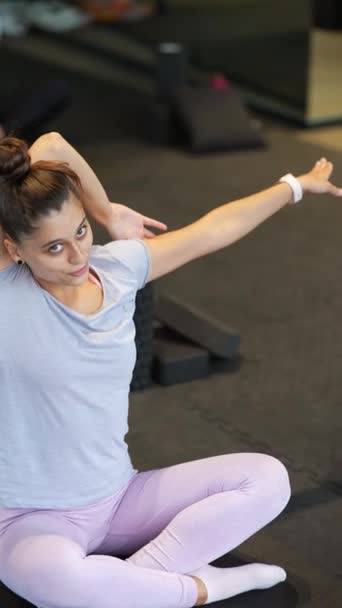 Giovane Donna Attraente Sportiva Praticare Yoga Fare Esercizio Fisico Lavorare — Video Stock