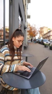 Öğrenci şehir merkezindeki bir bilgisayarda uzaktan çalışıyor.