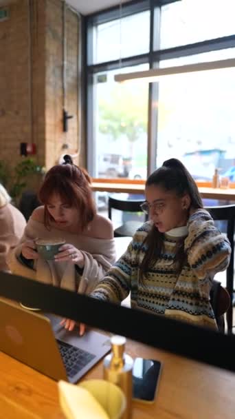 年轻人团队写论文摘要团队合作学习在咖啡店做创造性的研究作业 — 图库视频影像