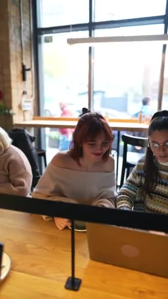 Молоді Друзі Жінки Працюють Разом Ноутбуком Відкритому Кафе Концепція Ділових — стокове відео