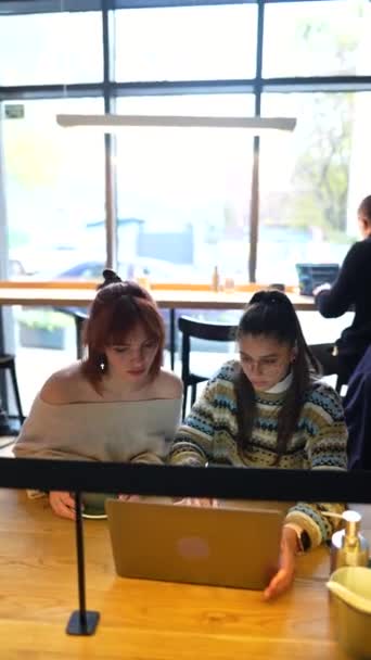 청소년 샵에서 창의적 숙제를 하면서 팀워크로 배우는 에세이 요약을 — 비디오