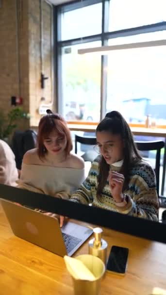 若者チーム作文要約チームワークで学ぶコーヒーショップで創造的な研究の宿題を行う — ストック動画