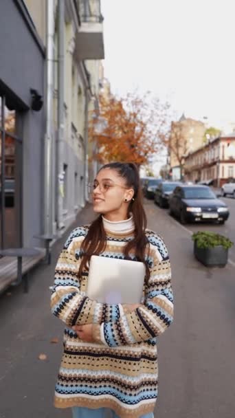Mujer Joven Caminando Por Calle Ciudad Sonriendo Con Computadora Portátil — Vídeos de Stock