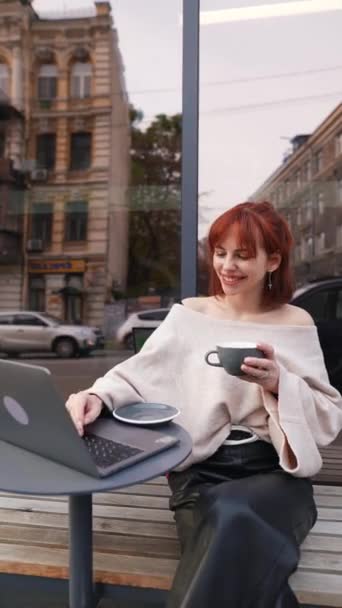 Время Питья Кофе Женщина Работает Ноутбуке Уличном Кафе — стоковое видео