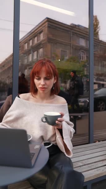 커피를 마시는 거리에 카페에서 노트북으로 일한다 — 비디오