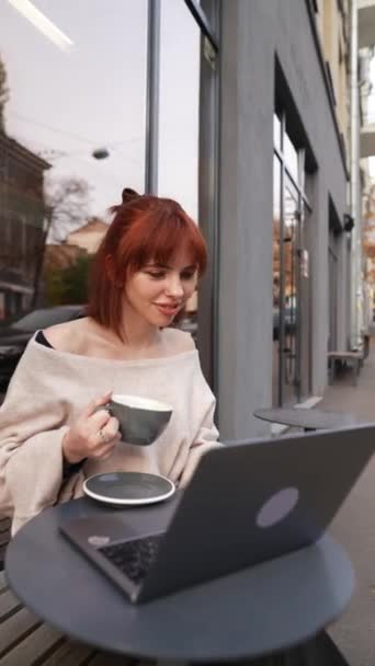 Při Pití Kávy Žena Pracuje Notebooku Pouliční Kavárně — Stock video