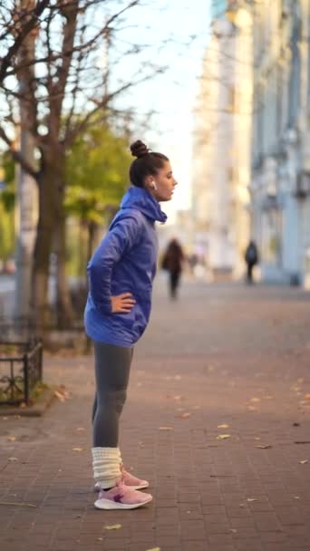Fitness Kobieta Rozgrzewka Przed Treningiem Świeżym Powietrzu — Wideo stockowe