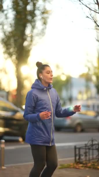 Mujer Fitness Calentándose Antes Entrenar Aire Libre — Vídeos de Stock