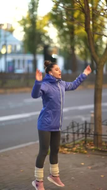 健美跑步者女人跑步前伸展和热身 田径女子运动服及热身训练 — 图库视频影像