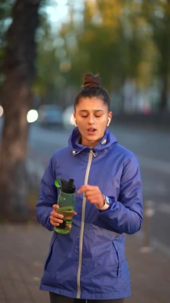 Běžkyně Stojí Venku Drží Láhev Vodou Fitness Žena Přestávkou Spuštění — Stock video