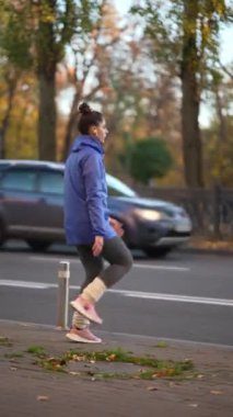 Koşu yapmadan önce etkin bir spor kadınının bacaklarını ısıtması.