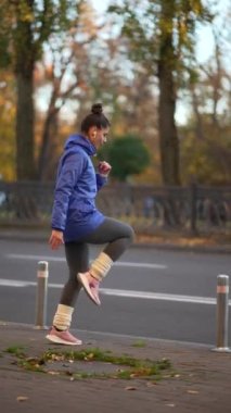 Koşu yapmadan önce etkin bir spor kadınının bacaklarını ısıtması.