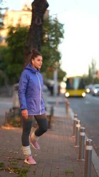 一名积极运动的女子在慢跑前热身腿的特写 — 图库视频影像