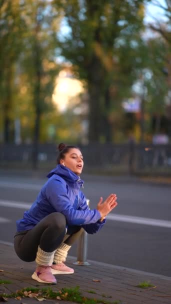 Γυναίκα Αθλήτρια Στα Αθλητικά Κάνοντας Ασκήσεις Προθέρμανσης Στο Δρόμο Της — Αρχείο Βίντεο
