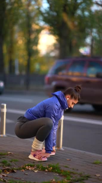 Athlète Féminine Vêtements Sport Faisant Des Exercices Échauffement Dans Rue — Video