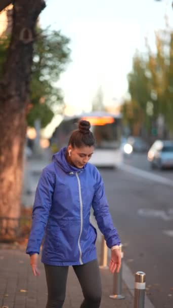 Kobieta Odzieży Sportowej Robi Ćwiczenia Rozgrzewające Ulicy Miejskiej — Wideo stockowe