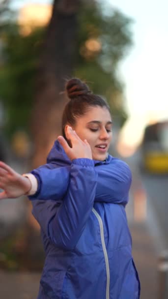 Fitness Ikincisi Koşmadan Önce Isınıyor Esniyor Spor Giyim Isınma Dallarında — Stok video