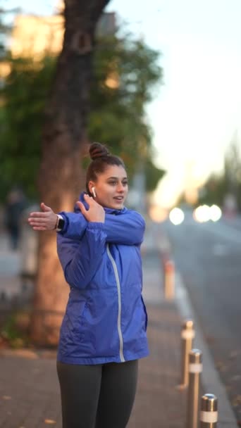 Biegaczka Fitness Rozciąga Się Rozgrzewa Przed Bieganiem Sportowiec Trening Kobiet — Wideo stockowe