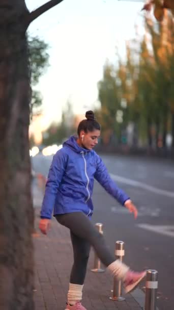 健美跑步者女人跑步前伸展和热身 田径女子运动服及热身训练 — 图库视频影像