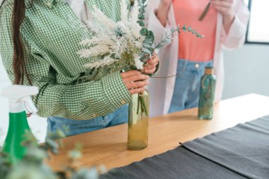 Mutfakta iki kadın buket yapıyor.