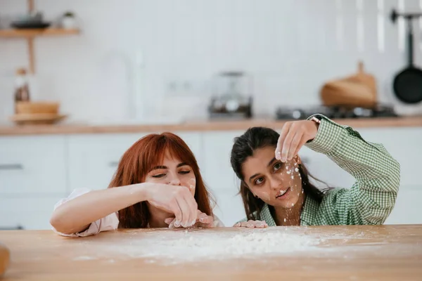 Women Play Flour Kitchen — Stock Photo, Image