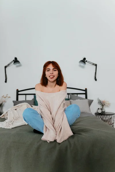 Jonge Volwassen Vrouw Met Rood Haar Casual Kleding Zittend Bed — Stockfoto