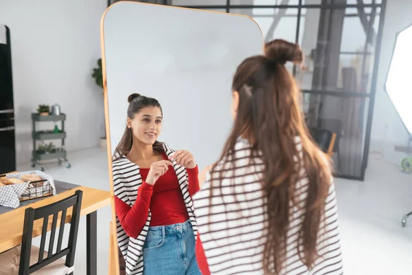Feliz Joven Mujer Aplica Maquillaje Cara Delante Del Espejo —  Fotos de Stock