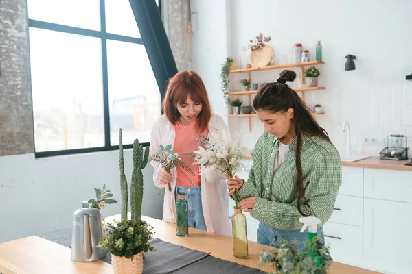 Dua Wanita Membuat Karangan Bunga Rumah Dapur — Stok Foto