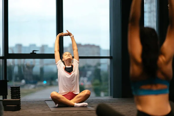 Young Sporty Woman Practicing Yoga Working Out Wearing Sportswear Indoor — Stock fotografie