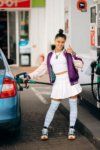 Cheerful Young Woman Brunette Filling Her Car Fuel Gas Station — Foto de Stock