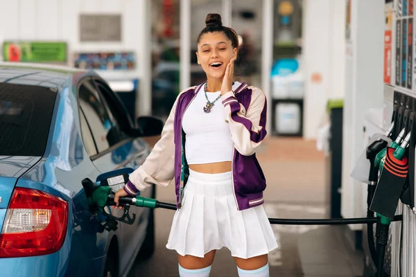 Cheerful Young Woman Brunette Filling Her Car Fuel Gas Station - Stock-foto