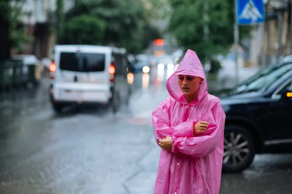 งเศร าในเส นฝนบนถนนในว ฝนตก — ภาพถ่ายสต็อก