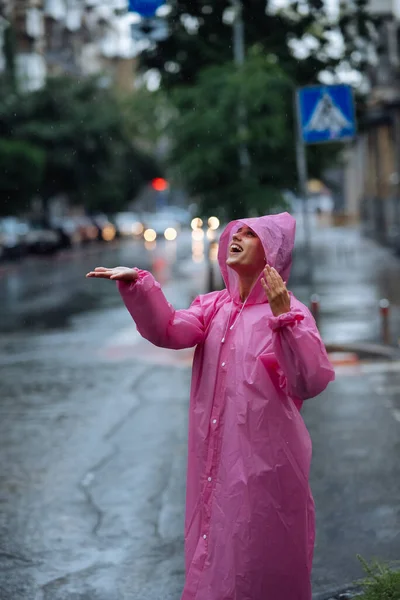 Young Smiling Woman Pink Raincoat Street While Enjoying Walk City — Φωτογραφία Αρχείου