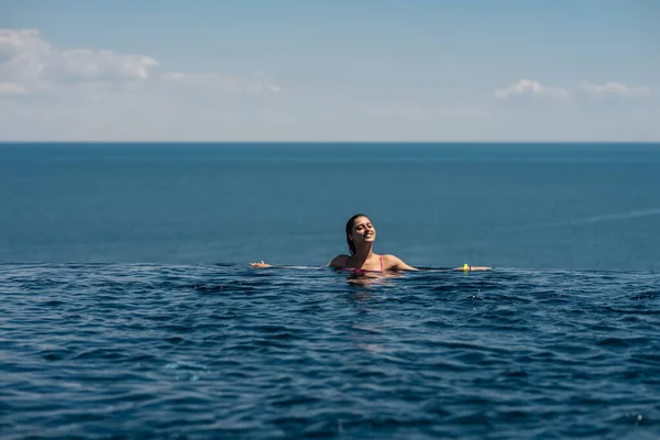 Mujer Feliz Traje Baño Nadando Una Piscina Infinita Hotel Lujo —  Fotos de Stock