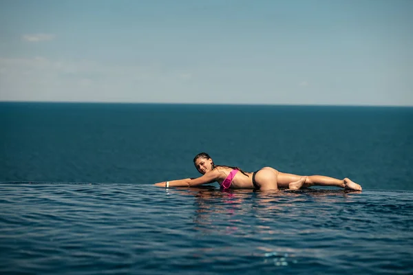Šťastná Žena Plavkách Plavající Nekonečném Bazénu Luxusním Hotelu Proti Nábřeží — Stock fotografie
