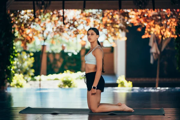 Jeune Femme Pratiquant Seul Yoga — Photo
