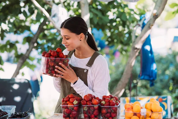 Young Positive Salesgirl Job Selling Sells Home Grown Vegetables Fruits — Stockfoto