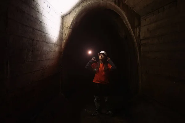 Uma Jovem Cavadora Com Uma Lanterna Explora Túnel — Fotografia de Stock