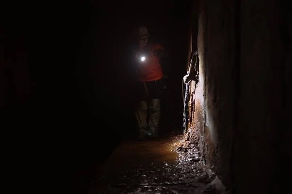 Eine Junge Baggerin Mit Taschenlampe Erkundet Den Tunnel — Stockfoto