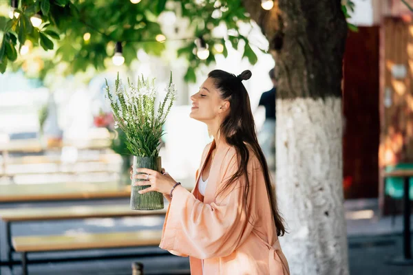 Woman Puts Vase Flowers Table Yard — Stock Photo, Image