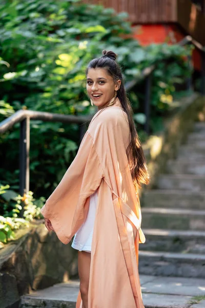 Jovem Sorrindo Mulher Caminhar Parque Vestindo Roupão Dia Verão — Fotografia de Stock